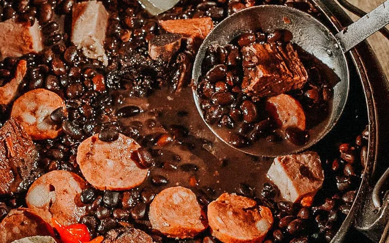 Feijoada, uma explosão de sabor. 1 Feijoada, uma explosão de sabor.
